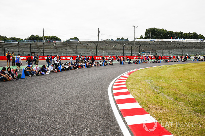 Les fans font la queue sur le circuit