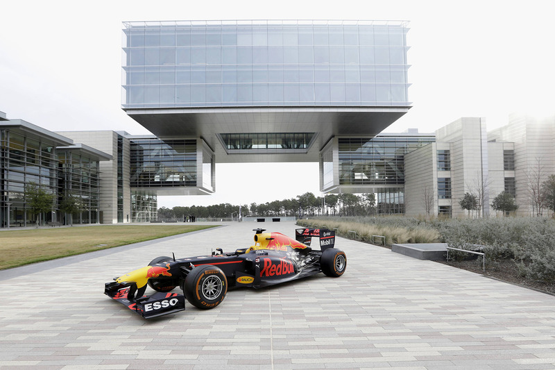 Red Bull Racing RB7 poseert bij het hoofdkantoor