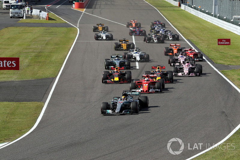 Start: Lewis Hamilton, Mercedes AMG F1 W08 leads