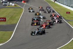 Start: Lewis Hamilton, Mercedes AMG F1 W08 leads