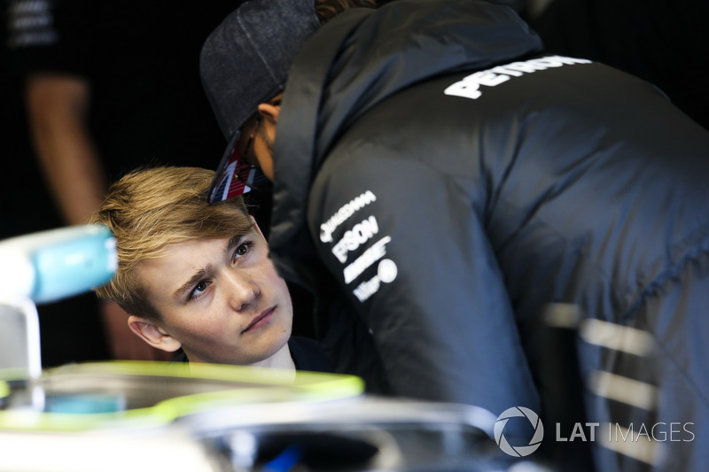 Lewis Hamilton, Mercedes AMG F1, con el piloto Billy Monger