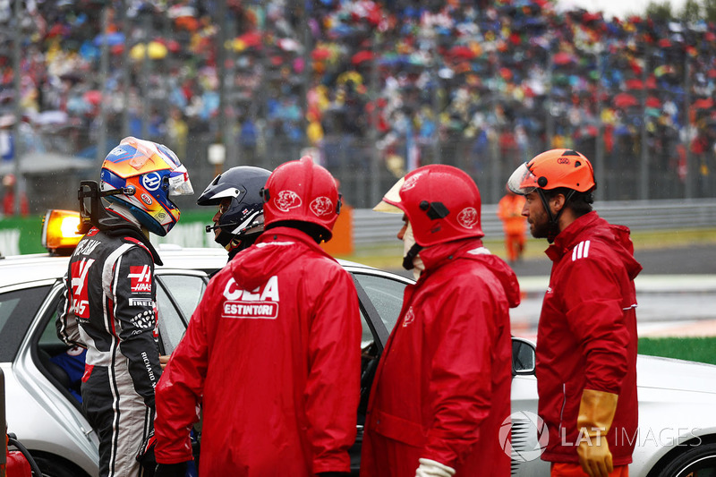 Romain Grosjean, Haas F1 Team VF-17, the medical team after his crash