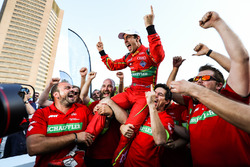 Lucas di Grassi, ABT Schaeffler Audi Sport, celebra con su equipo después de ganar el Campeonato
