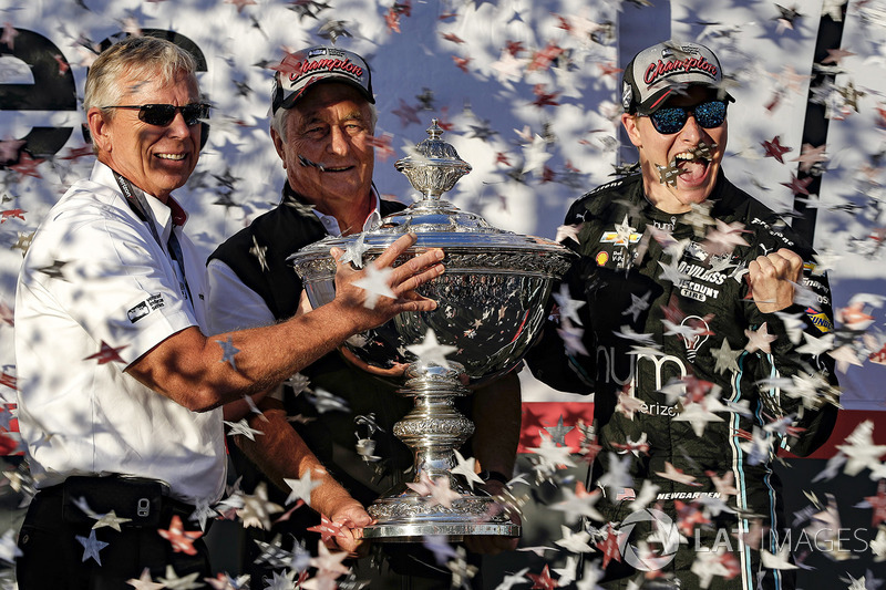 Чемпіон сезону 2017 Джозеф Ньюгарден, Team Penske Chevrolet із Роджером Пенске