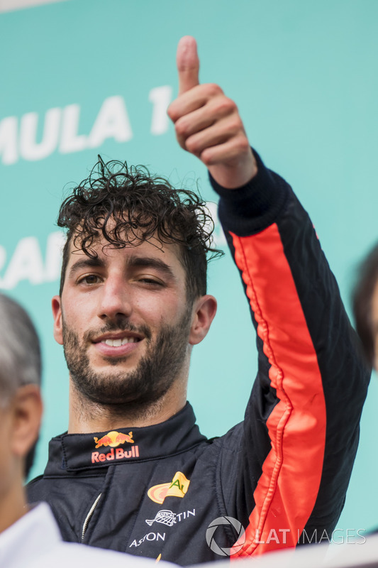 Tercer lugar Daniel Ricciardo, Red Bull Racing, da un pulgar hacia arriba en el podio