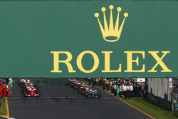 Lewis Hamilton, Mercedes AMG F1 W08, et Sebastian Vettel, Ferrari SF70H, se préparent à mener au départ