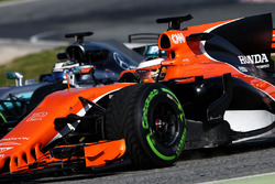 Stoffel Vandoorne, McLaren MCL32 et Valtteri Bottas, Mercedes AMG F1 W08