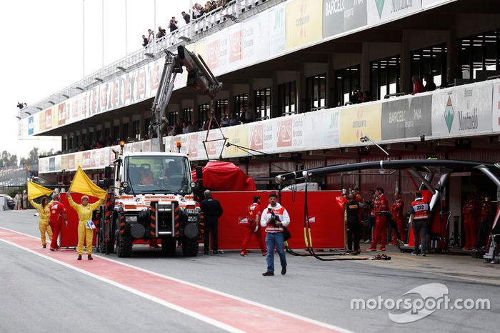 El Ferrari SF70H de Kimi Raikkonen vuelve al pitlane en una grúa
