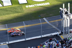 Le sprint à l'arrivée entre Denny Hamlin, Joe Gibbs Racing Toyota et Martin Truex Jr., Furniture Row Racing Toyota