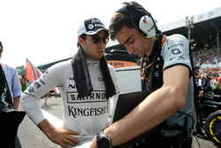 Sergio Perez, Sahara Force India F1; Tim Wright, Sahara Force India F1, Renningenieur