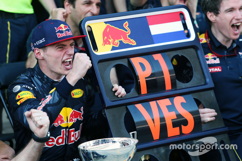 Max Verstappen viert feest met zijn team