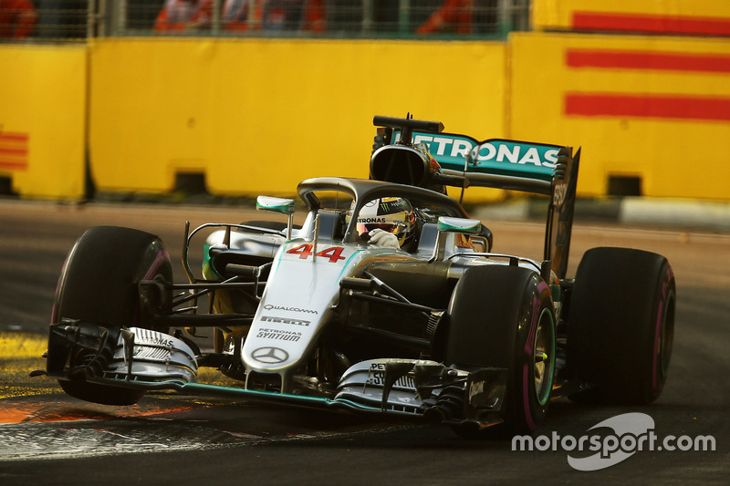 Льюіс Хемілтон, Mercedes AMG F1 W07 Hybrid тестує Halo