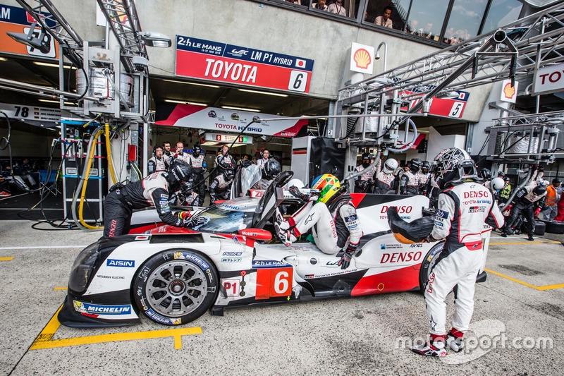 Pit stop for #6 Toyota Racing Toyota TS050 Hybrid: Stéphane Sarrazin, Mike Conway, Kamui Kobayashi