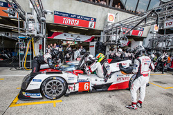 Pit stop for #6 Toyota Racing Toyota TS050 Hybrid: Stéphane Sarrazin, Mike Conway, Kamui Kobayashi
