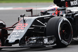 Jenson Button, McLaren MP4-31 avec de la peinture flow-vis