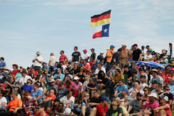 Fans mit Flaggen von Deutschland und Texas