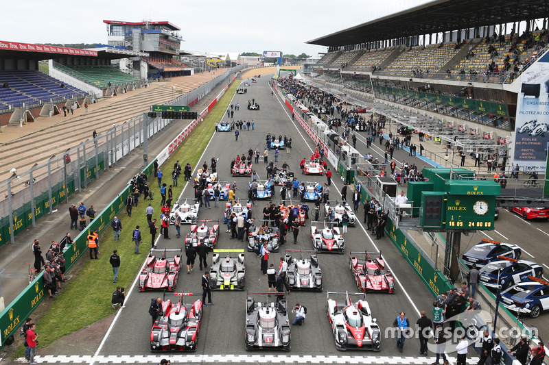 La sesión de fotos tradicional de los autos de Le Mans
