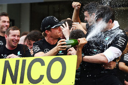 Race winner Nico Rosberg, Mercedes AMG F1 celebrates winning the constructors' championship with Tot