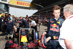 Даниил Квят, Red Bull Racing и доктор Хельмут Марко, консультант Red Bull Motorsport на стартовой ре