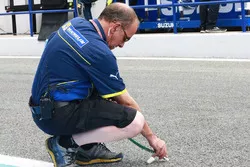 Ingeniero de Michelin toma la temperatura de la pista
