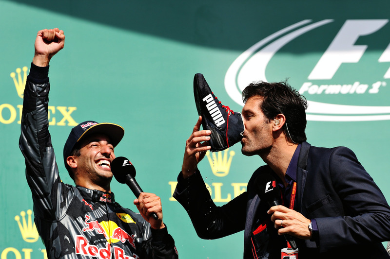 Podio: Daniel Ricciardo, Red Bull Racing con Mark Webber