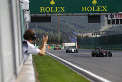 Fernando Alonso, McLaren, wird zu Platz 7 beglückwünscht