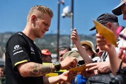 Кевін Магнуссен, Renault Sport F1 Team дає автографи вболівальникам