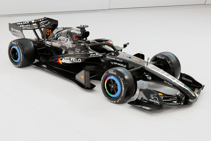 طلاء سيارة McLaren MCL40 في اختبار برشلونة