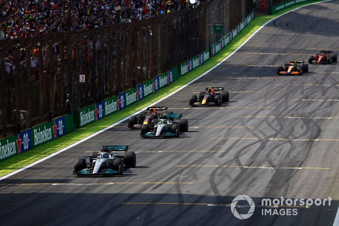 George Russell, Mercedes W13, Lewis Hamilton, Mercedes W13, Max Verstappen, Red Bull Racing RB18, Sergio Pérez, Red Bull Racing RB18