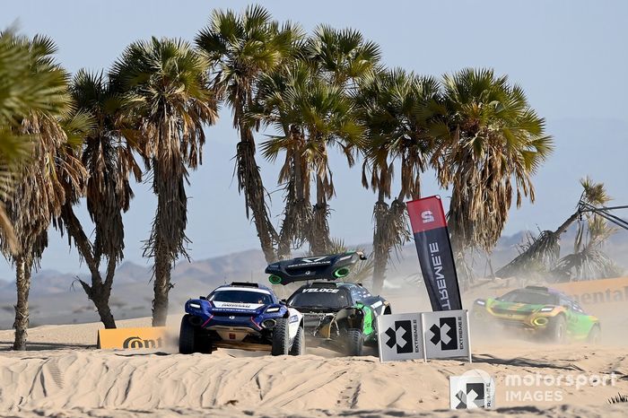 Catie Munnings, Timmy Hansen, Andretti Altawkilat Extreme E, Molly Taylor, Kevin Hansen, Veloce Racing, who lose the front bodywork of the car