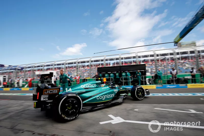 Fernando Alonso, Aston Martin AMR23, lascia il garage