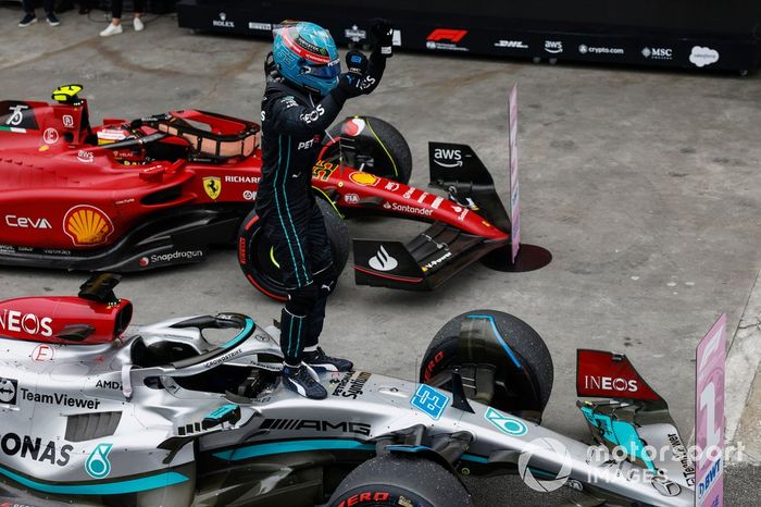 George Russell, Mercedes AMG, 1ª posición, celebra su llegada al Parc Ferme