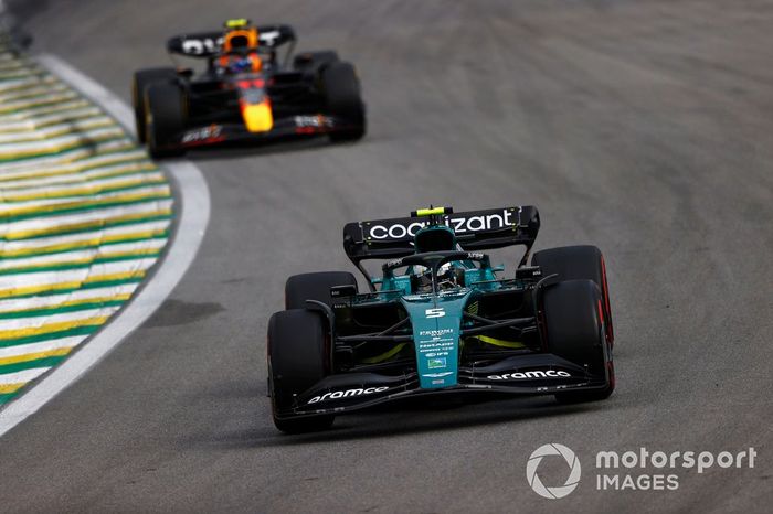 Sebastian Vettel, Aston Martin AMR22, Sergio Pérez, Red Bull Racing RB18