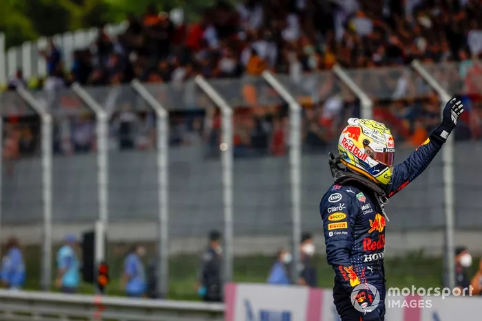 Ganador Max Verstappen, Red Bull Racing, celebra en Parc Ferme