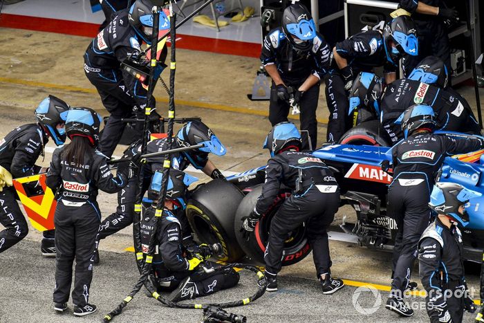 Fernando Alonso, Alpine A521, en los boxes