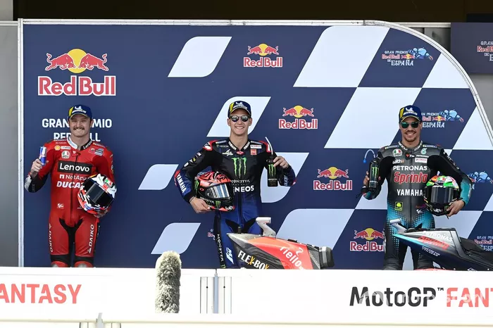 Top 3 tras la clasificación: Jack Miller, Ducati, ganador de la pole Fabio Quartararo, Yamaha Factory Racing, Franco Morbidelli, Petronas Yamaha SRT