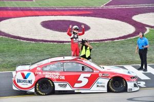 Kyle Larson, Hendrick Motorsports, Chevrolet Camaro Valvoline celebrates his win