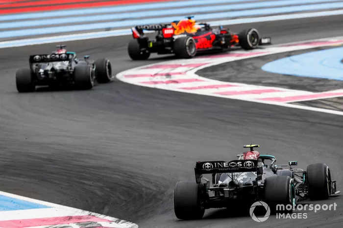Max Verstappen, Red Bull Racing RB16B, precede Sir Lewis Hamilton, Mercedes W12, e Valtteri Bottas, Mercedes W12