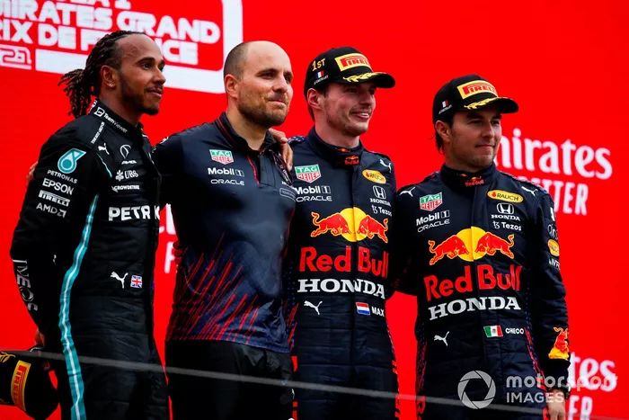 Podio: Gianpiero Lambiase, Ingeniero de carreras de Red Bull Racing, tercer lugar Sergio Pérez, Red Bull Racing, ganador de la carrera Max Verstappen, Red Bull Racing,  segundo lugar Lewis Hamilton, Mercedes