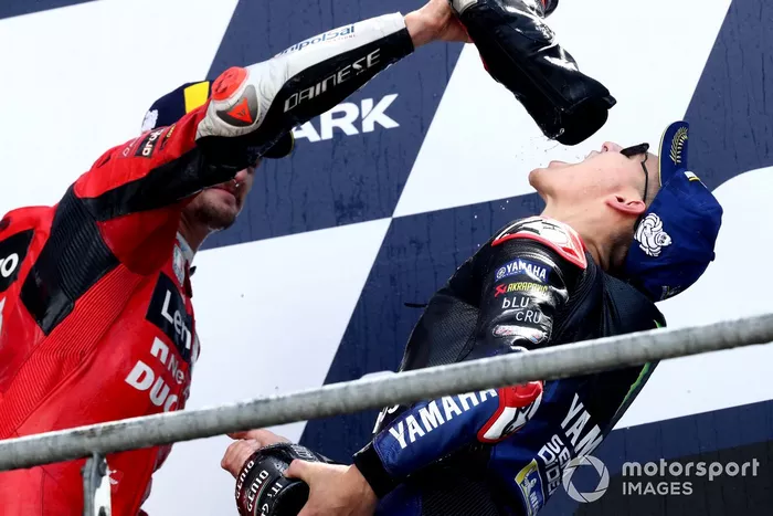 Podio: ganador Jack Miller, Ducati Team le da de beber de su bota al tercer lugar Fabio Quartararo, Yamaha Factory Racing   