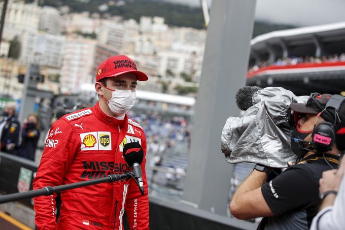 El ganador de la pole, Charles Leclerc, de Ferrari, es entrevistado tras la clasificación