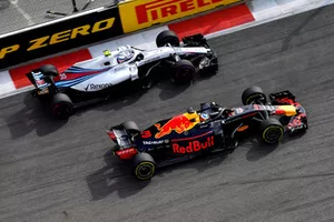 Daniel Ricciardo, Red Bull Racing RB14 en Sergey Sirotkin, Williams FW41