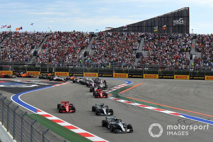 Valtteri Bottas, Mercedes AMG F1 W09 lidera a Lewis Hamilton, Mercedes AMG F1 W09 y Sebastian Vettel, Ferrari SF71H