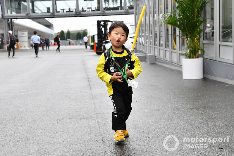 Young Renault Sport F1 Team fan