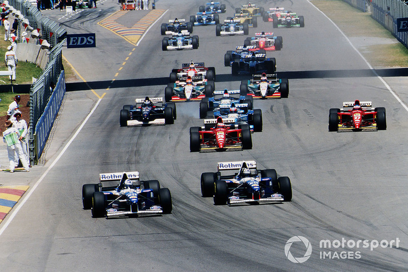 Damon Hill devant son coéquipier David Coulthard, Williams FW17B Renault, au départ de la course