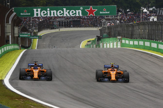 Stoffel Vandoorne, McLaren MCL33, passeert Fernando Alonso, McLaren MCL33