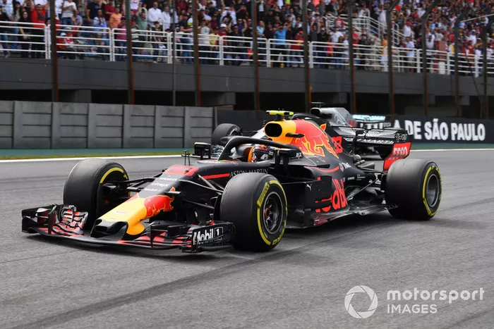 Max Verstappen, Red Bull Racing RB14 pasa a Lewis Hamilton, Mercedes-AMG F1 W09 EQ Power+