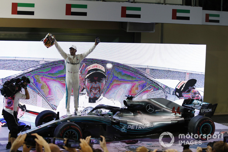 Le vainqueur Lewis Hamilton, Mercedes-AMG F1 W09 fête sa victoire dans le Parc Fermé