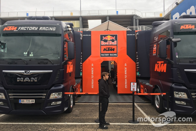 Жоанн Зарко біля боксів KTM у паддоку у Валенсії