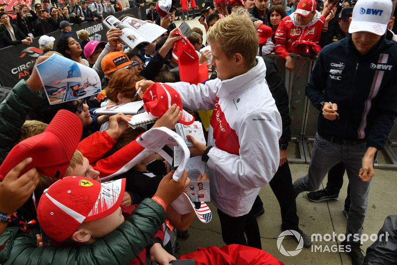 Marcus Ericsson, Sauber, firma autografi ai tifosi